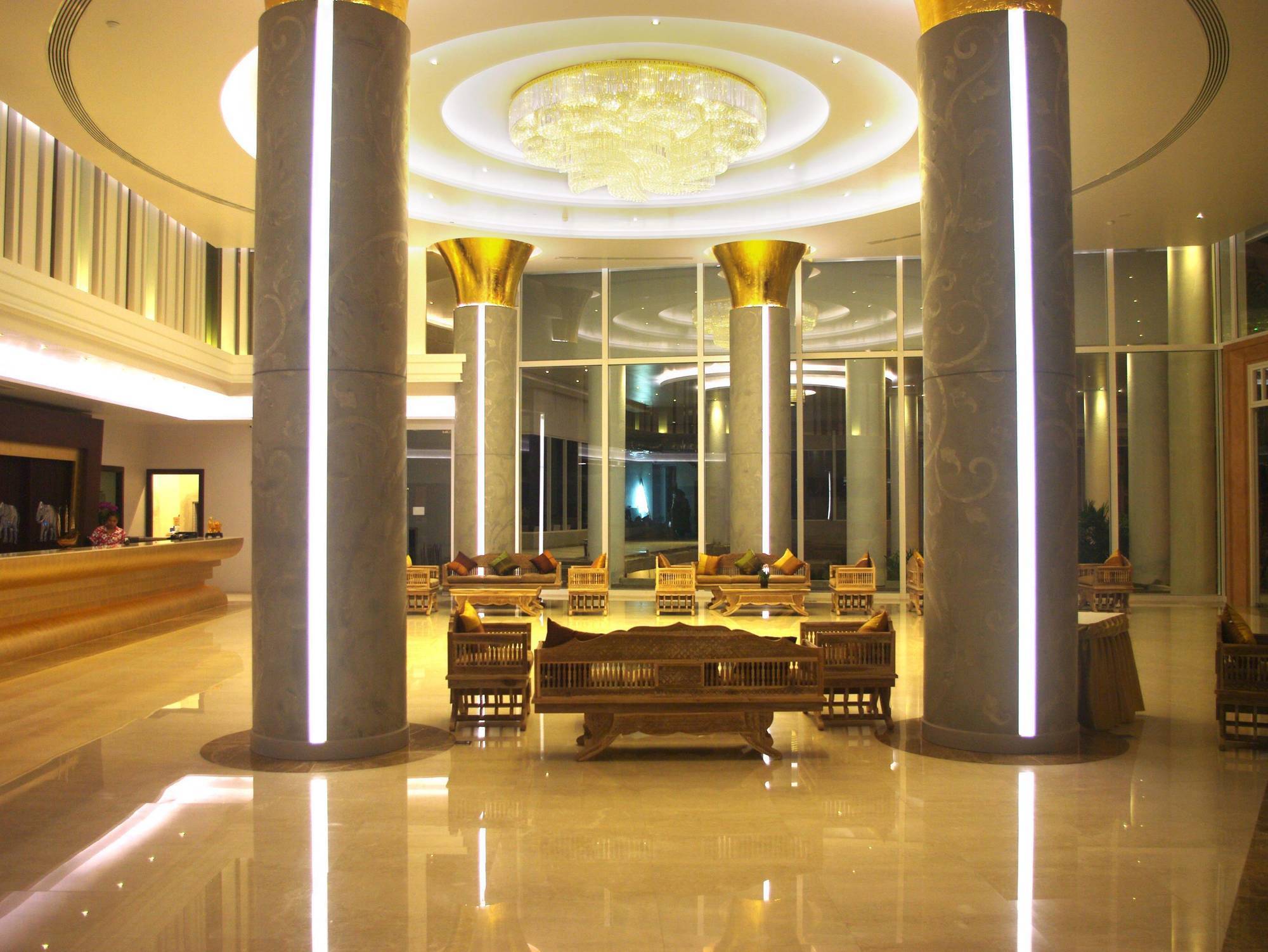 Hotel Aiyara Grand