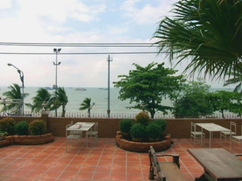 The Red Balcony Penginapan 2*