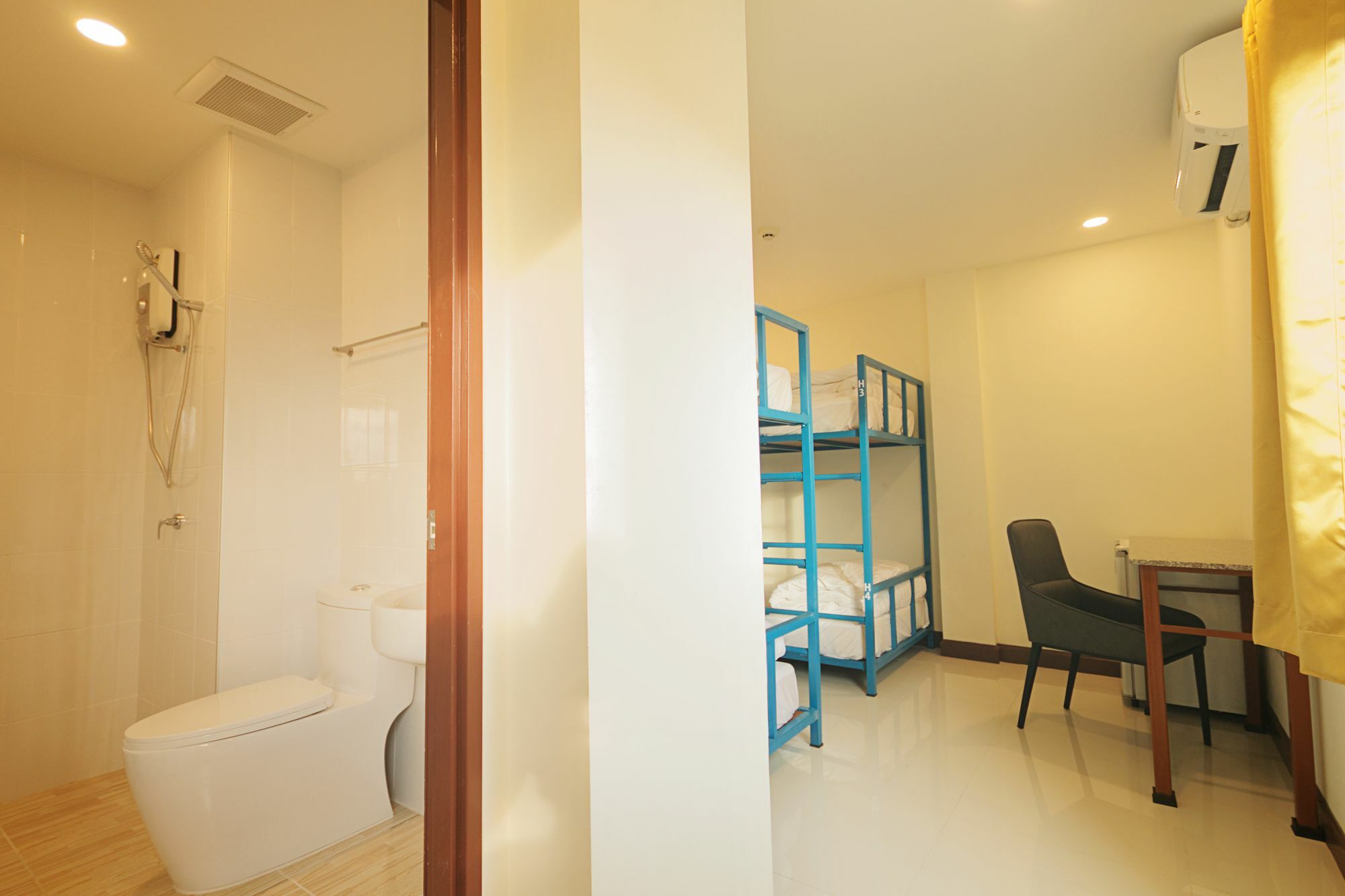 Happy Hostel