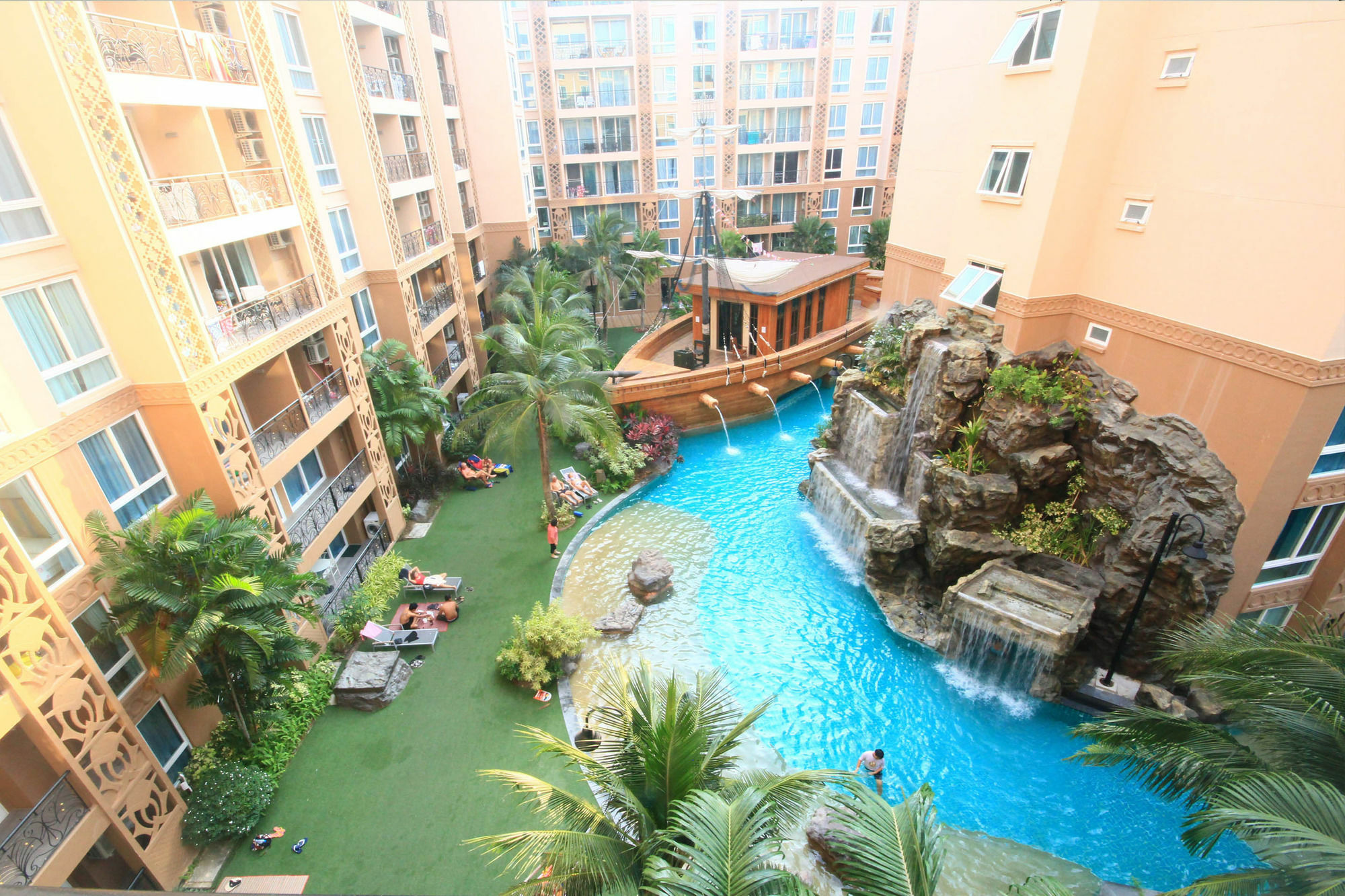 Atlantis & Water Park By The Sea 2* Pattaya