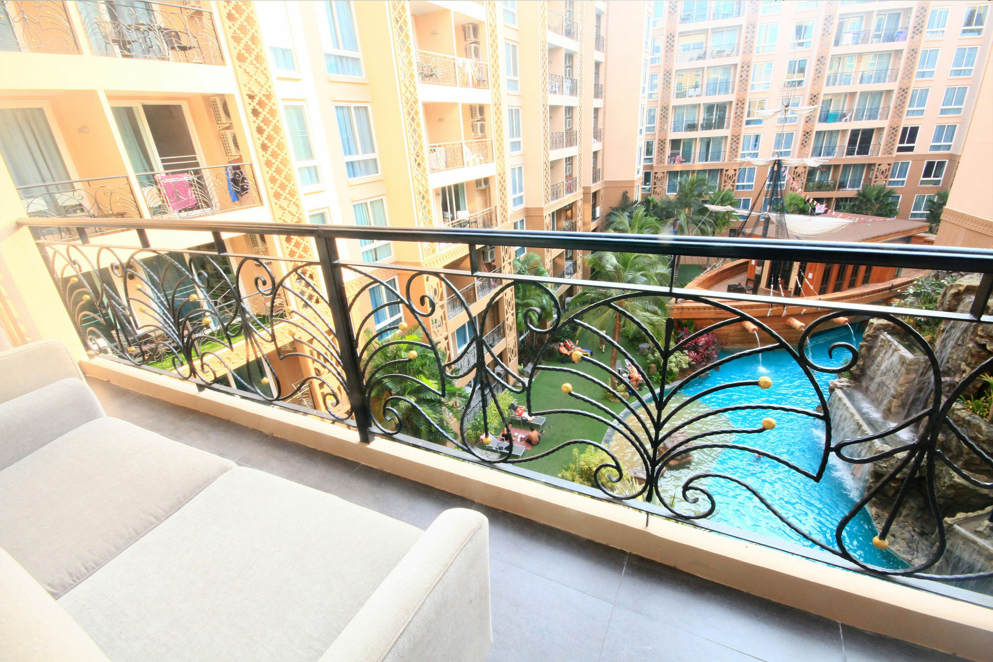 Hotel Atlantis & Water Park By The Sea Pattaya