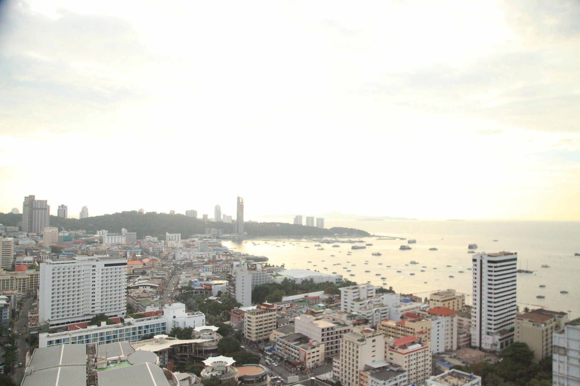 Sea View Long Balcony With Rooftop Pool In 3* Pattaya