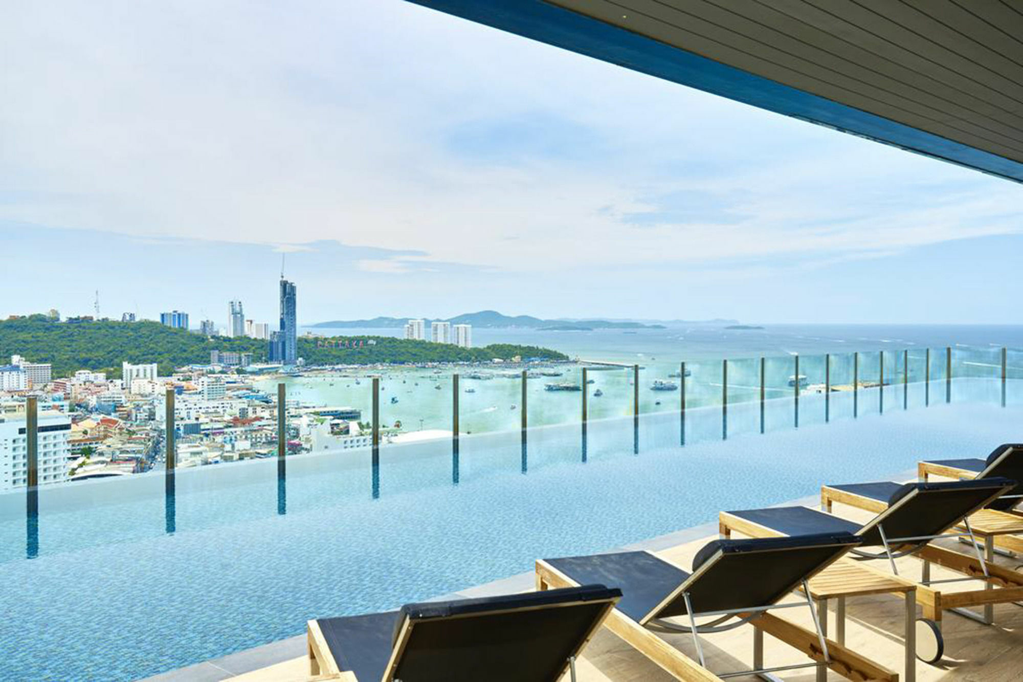 Sea View Long Balcony With Rooftop Pool In Aparthotel
