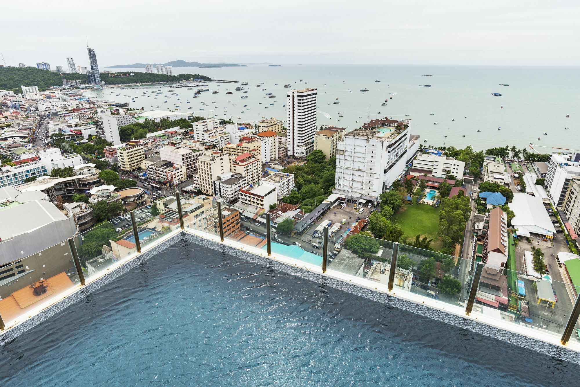 Favstay - The Base Pattaya