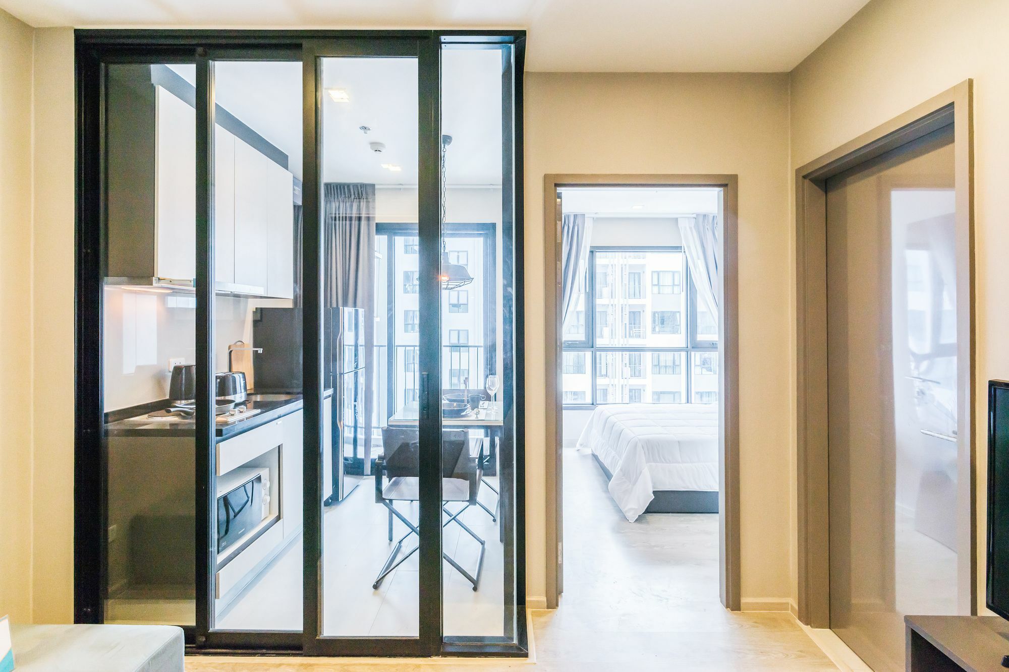 Favstay - The Base Apartment *