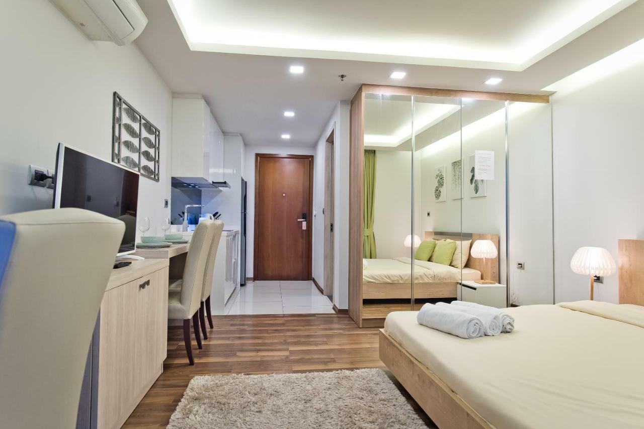 Stylish In Peak Towers Apartment