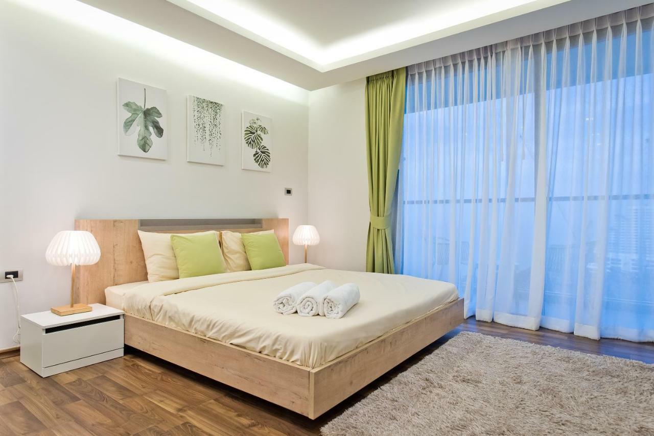 Stylish In Peak Towers Apartment *