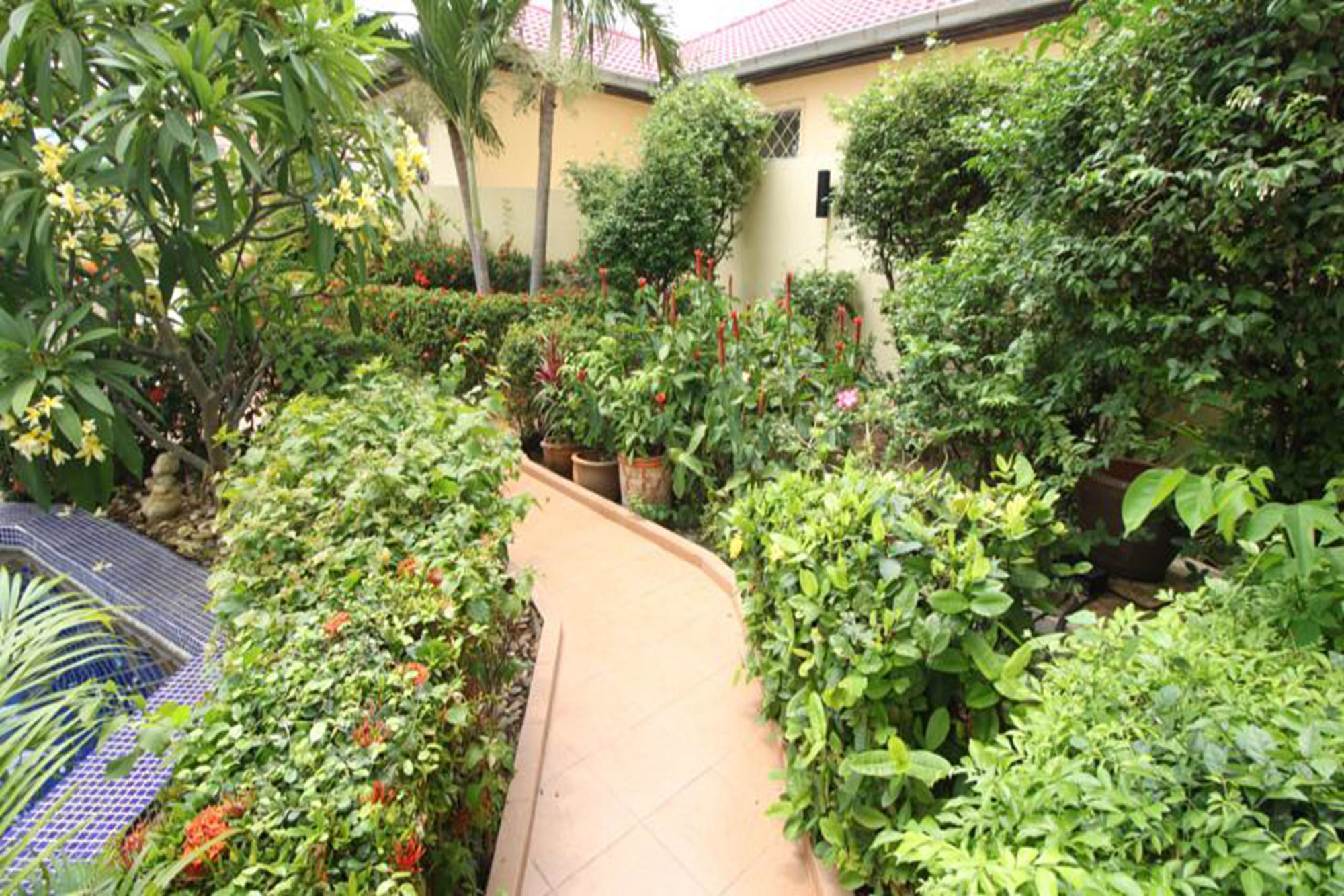 Butterfly Garden Boutique Residence: Luxury With Baths Hotel