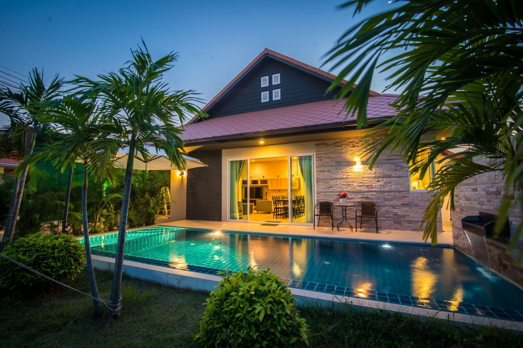 The Deluxe Modern Pool *