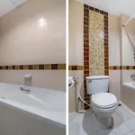 Oyo 882 The Moonlight Serviced Hotel