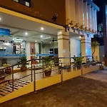Tycoon Holiday Hotel โรงแรม