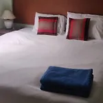 Guest house Kingfisher House And Bar