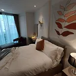 อพาร์ทเม้น Downtown Chic Rooftop Pool #en797