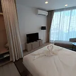 อพาร์ทเม้น Downtown Chic Rooftop Pool #en797