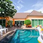 Rosewood Pool 1 โรงแรม