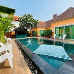 Rosewood Pool 1 โรงแรม