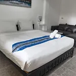 Phratamnak Inn Guesthouse - 100 Mtr From The Beach