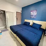 Blue Whale Hostel & Cafe