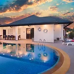 วันหยุดที่บ้าน Sabai Minutes To City, Beach, Walkingstreet Pattaya