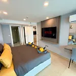 Large Luxury - Centre - Centara Avenue, Pool View - 805