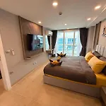 Large Luxury - Centre - Centara Avenue, Pool View - 805 อพาร์ทเม้น