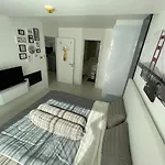 Stylish - Ultra-fast Fiber Internet, Pool, Sauna, Gym, Smart Tv, Guest Friendly อพาร์ทเม้น