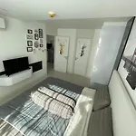 อพาร์ทเม้น Stylish - Ultra-fast Fiber Internet, Pool, Sauna, Gym, Smart Tv, Guest Friendly *