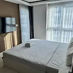 อพาร์ทเม้น Grand Avenue 1br Pool View Smart Tv Wifi 6th Floor *