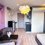 2 Bed At Excellent Location - Apartment *
