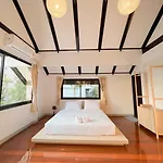 Saga Pool House 5br, 200m From