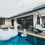 Luxury Pool Villa Pattaya Center C8 - 4 Bedroom