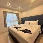Spacious 1Br With Kitchen, Pool, Near Beach, Bars & Eats,Gym Near By