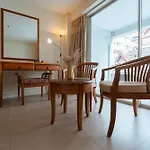 โรงแรม Sandy Spring 3*
