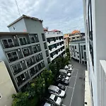芭提雅中心地区 The Base 高档公寓酒店 *