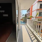 Stylish Pool-View Studio With Balcony - New Nordic Vip 3, Pratumnak