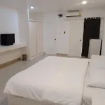 Illusion Hostel & Club