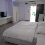 Illusion Hostel & Club