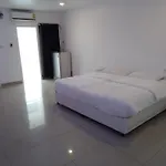 Illusion Hostel & Club