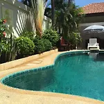 Majestic Pool วิลล่า *