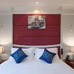 Resort Floral - Dolphin Circle
