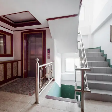Oyo 75328 Punjabi Junction Hotel 3*