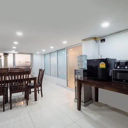 Oyo 75369 Cozy Rooms@ Addicts Hotel