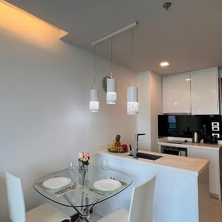 Apartment 1 Bedroom In The Peak Towers Pattaya