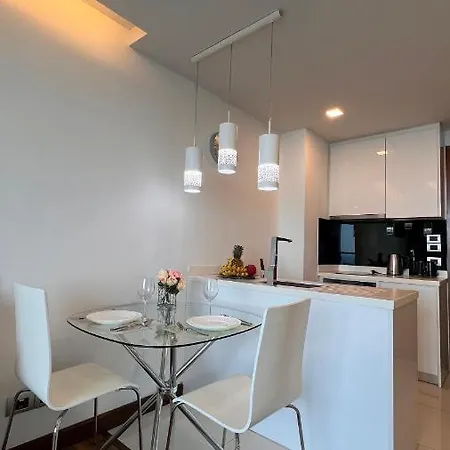 Apartment 1 Bedroom In The Peak Towers Pattaya