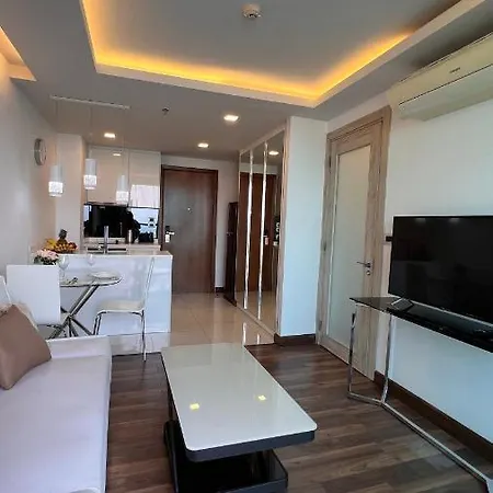 1 Bedroom In The Peak Towers Apartment