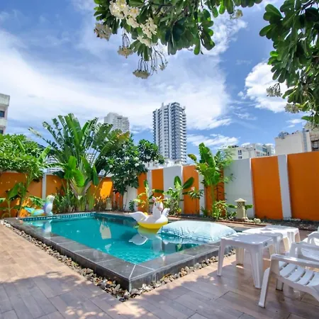 Hotel Rosewood Pool 1 *