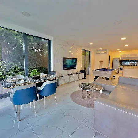 Rosewood Pool 4 2*