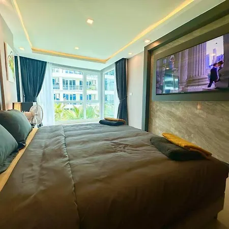 Large Luxury - Centre - Grand Avenue Residences, Pool View - 413