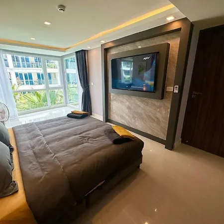 Large Luxury - Centre - Grand Avenue Residences, Pool View - 413 *