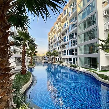 Large Luxury - Centre - Grand Avenue Residences, Pool View - 413 Apartment